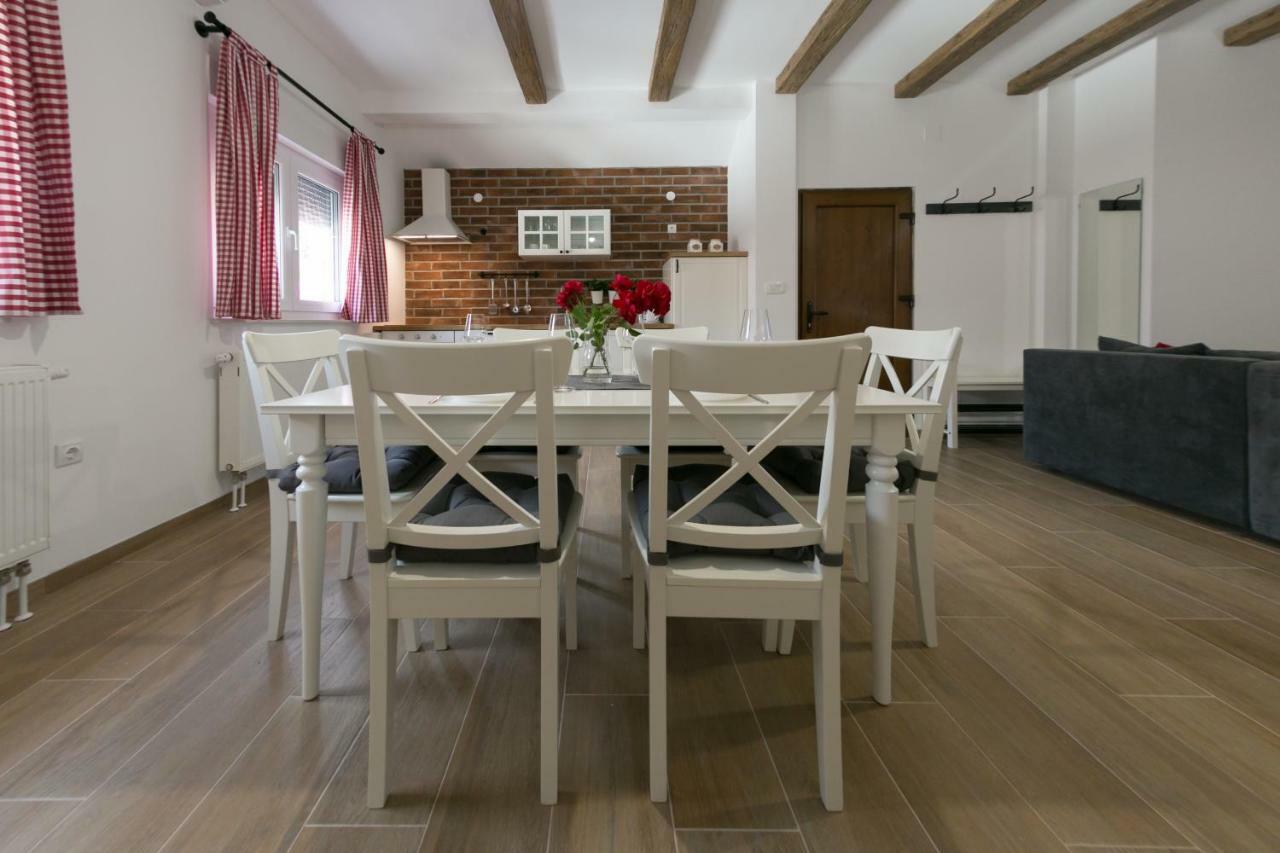 House Smolcic Appartement Otočac Buitenkant foto