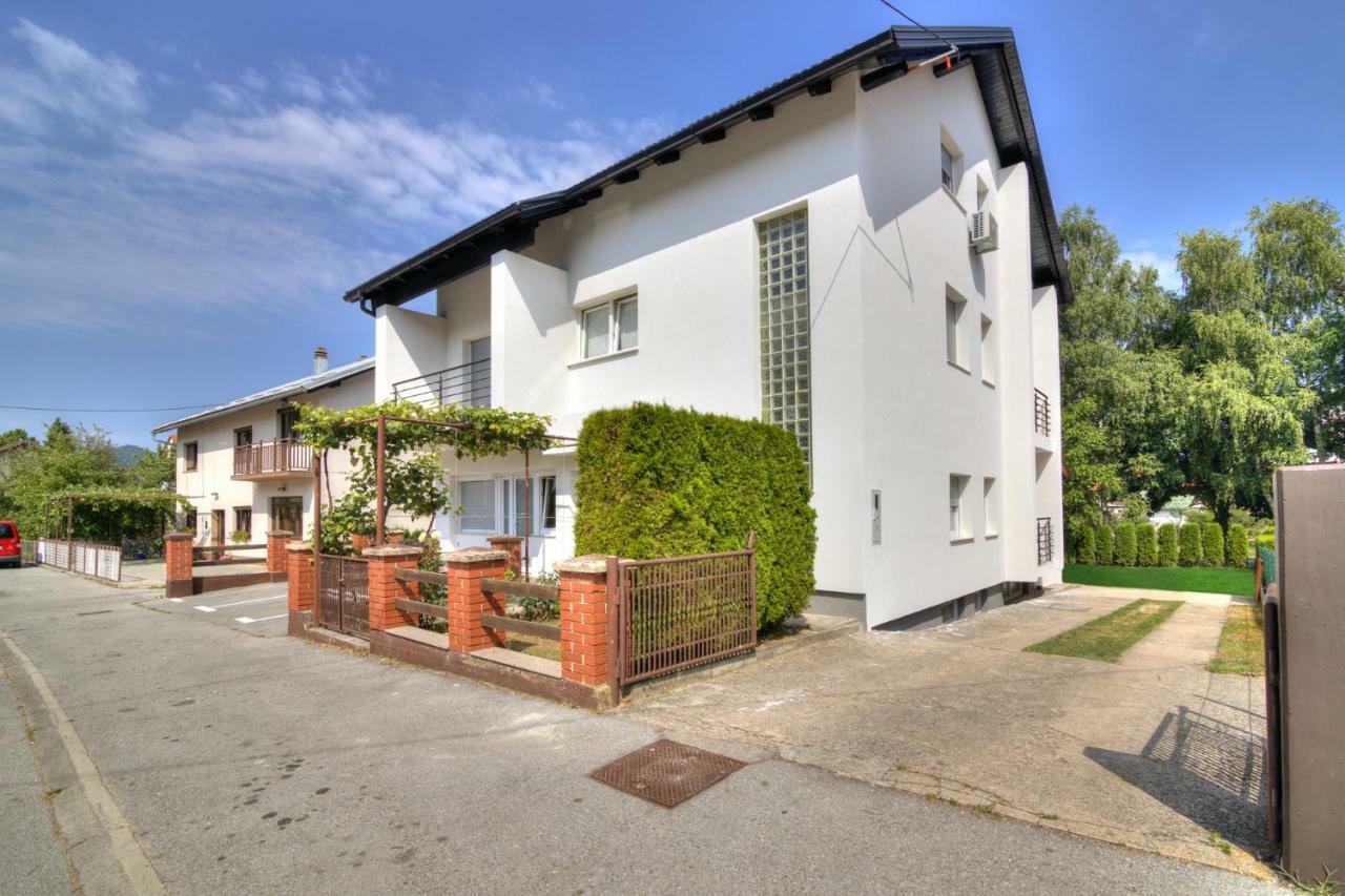 House Smolcic Appartement Otočac Buitenkant foto